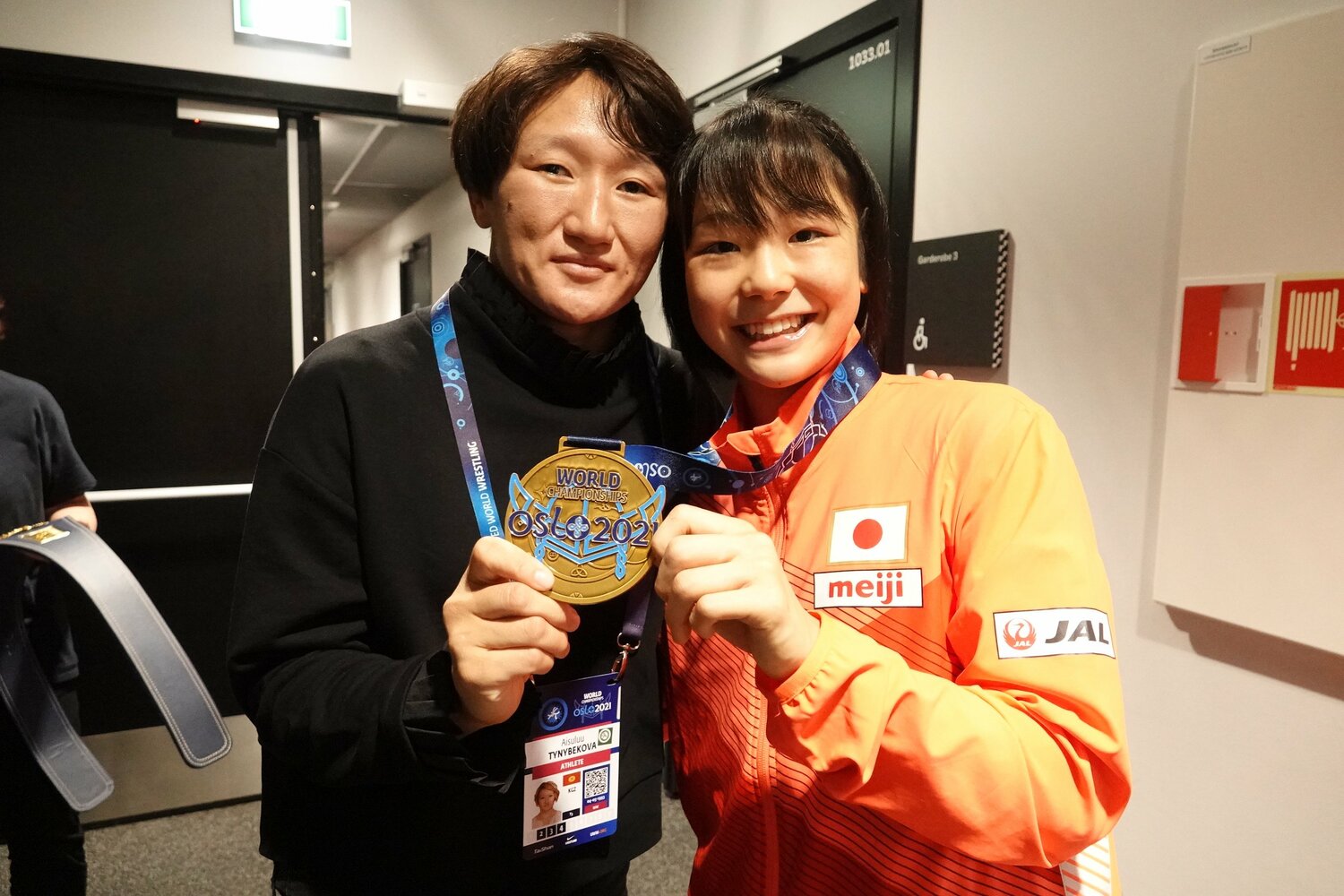 2021年の世界選手権。アイスルー・ティニベコワ（キルギス）と、獲得したばかりの金メダルを手に2ショット　©Koji Fuse