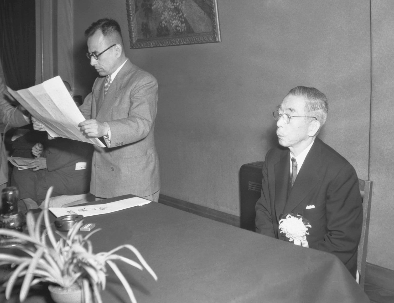 JBCコミッショナー推戴式（1952年4月）。初代プロボクシングコミッショナーに就任した、田辺宗英（右）　©KYODO