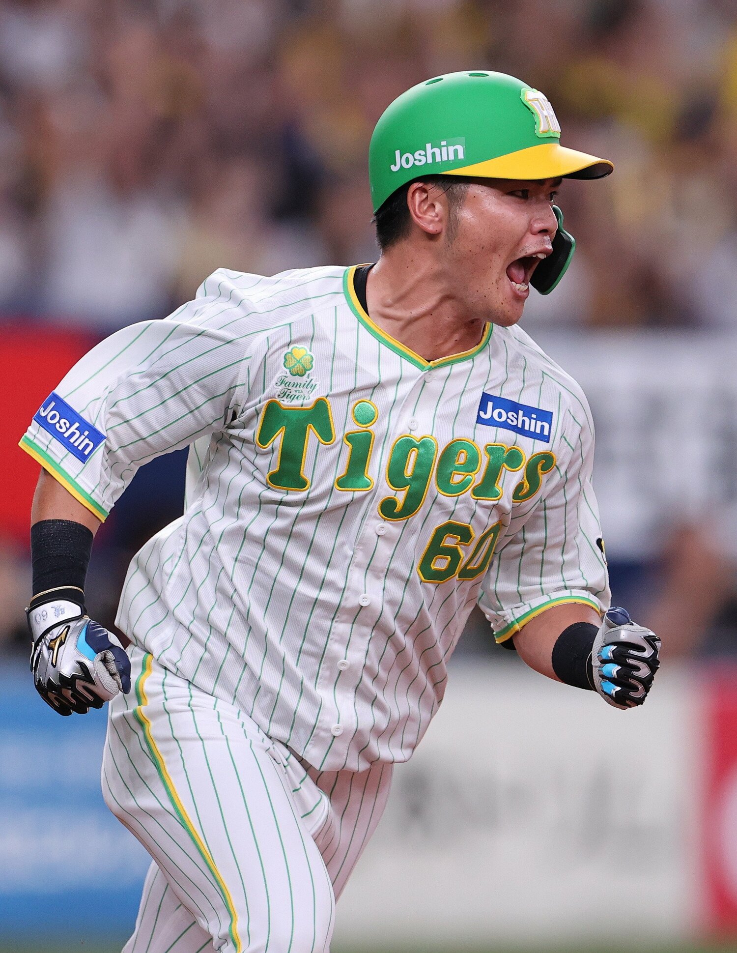 8月13日のヤクルト戦で試合を決める一打を放った小野寺　©JIJI PRESS