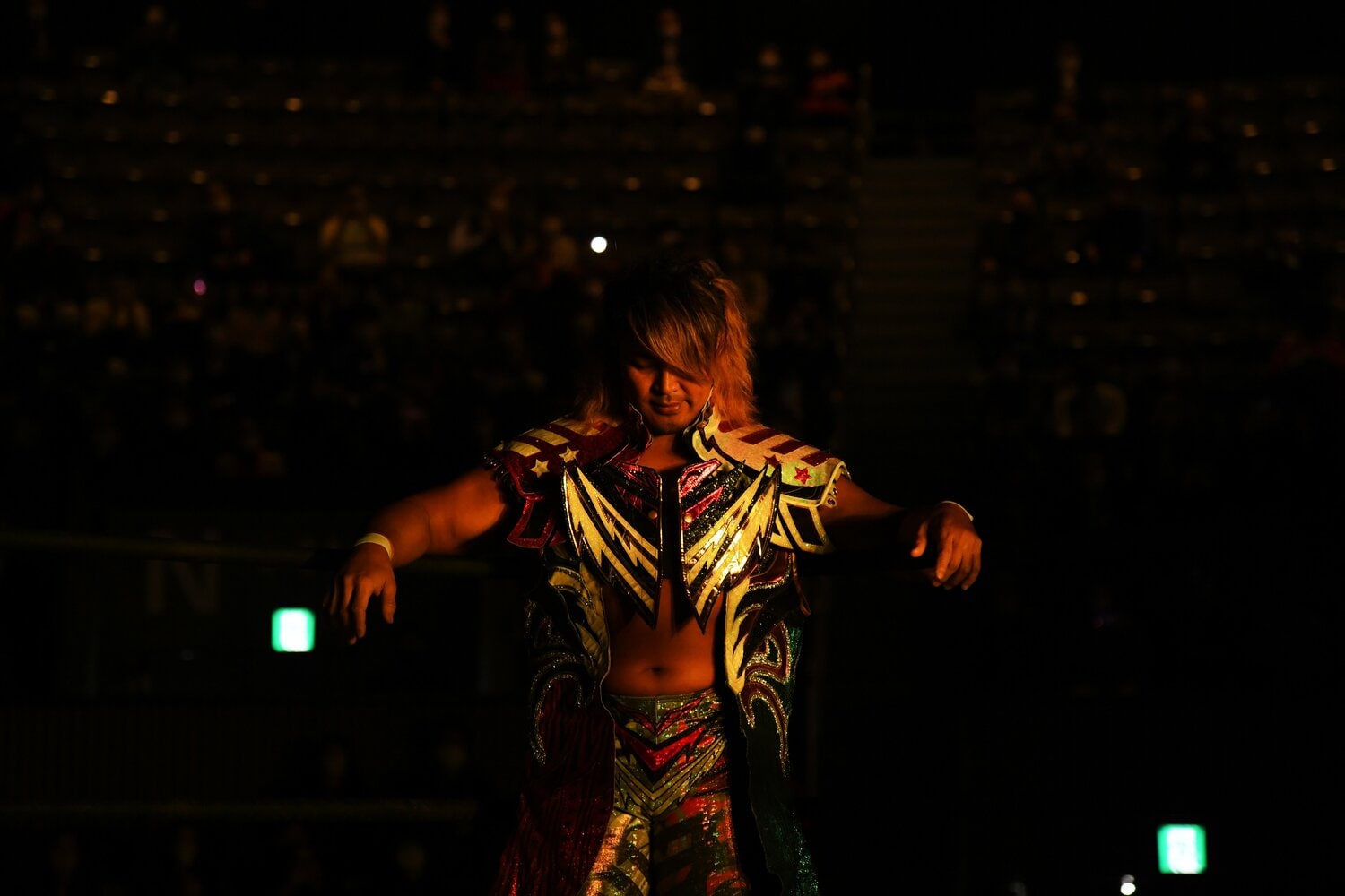 瞳を閉じて藤波辰爾の入場を待つ棚橋弘至