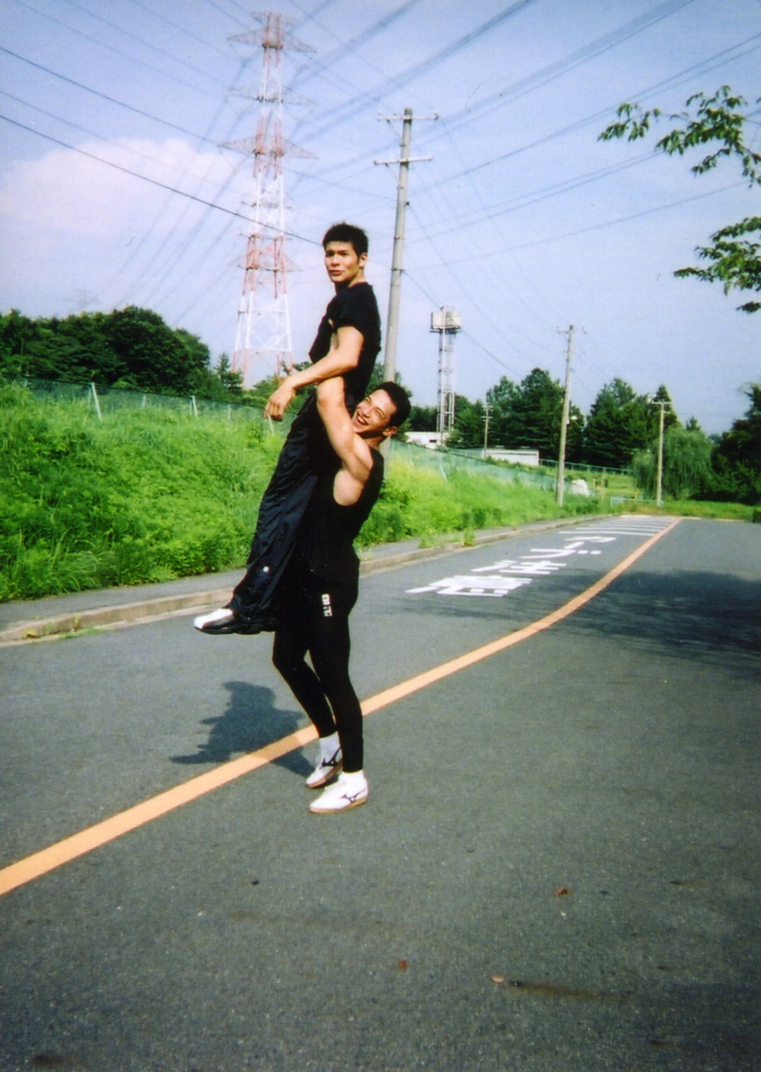 照英さんを軽々持ち上げる室伏広治 ©Shoei