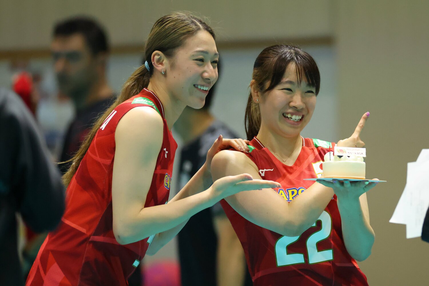 中川つかさ（右）の誕生日を祝う石川真佑　©︎YUTAKA/AFLO SPORT