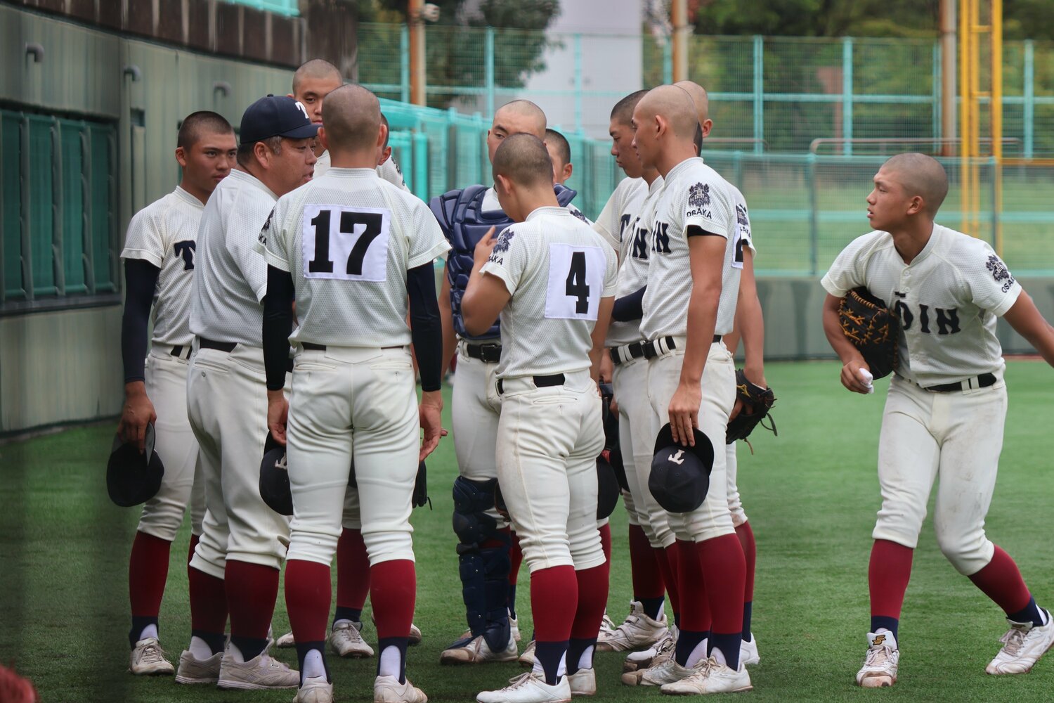 西谷監督の指示を受ける大阪桐蔭ナイン ©Fumi Sawai