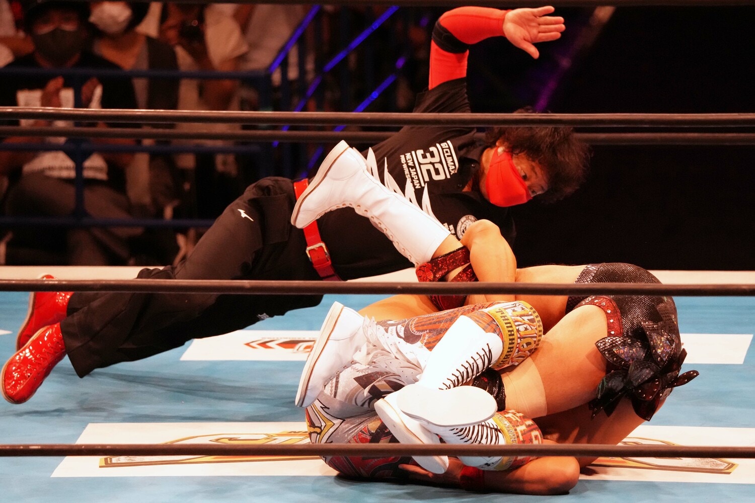 デスティーノを切り返し、咄嗟のスモールパッケージホールドで逆転の3カウントを奪った