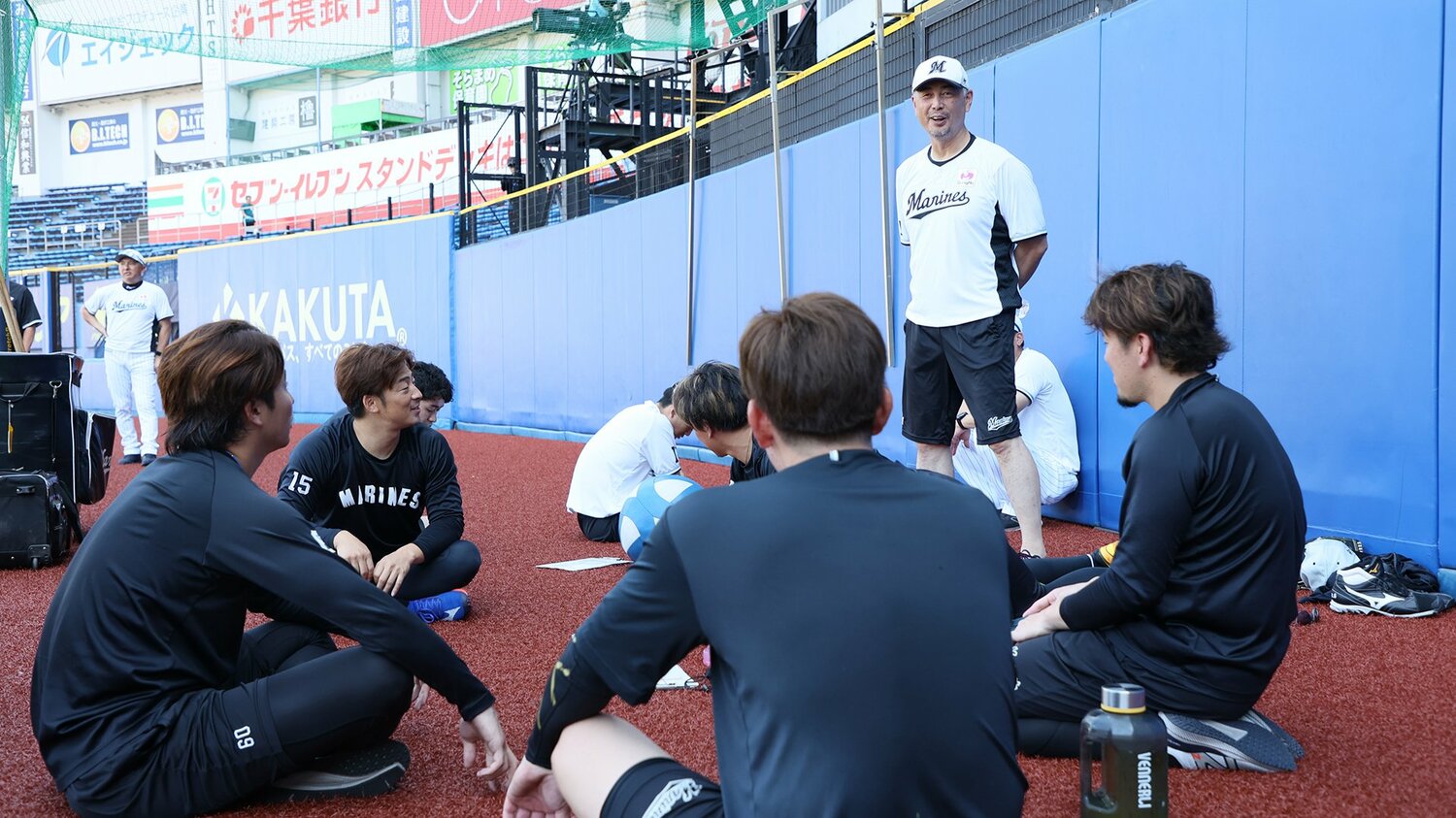 その時々で選手たちに自らの言葉を伝えてきた吉井監督　©︎Chiba Lotte Marines