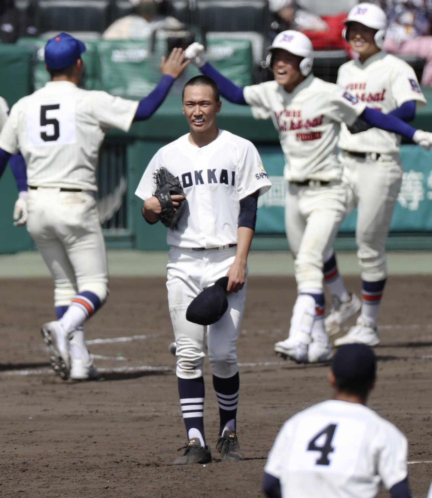 センバツ いきなりサヨナラ 9人対15人 神戸国際大付は 三塁コーチ出場 代走殊勲打 で勝った 高校野球 Number Web ナンバー