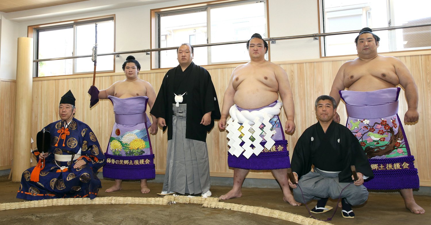 山響部屋での記念撮影(2017年)。一番左が木村庄太郎さん ©時事通信社