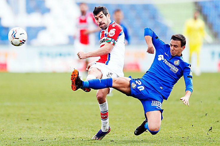 体を張ったマクシモビッチのディフェンス©Daisuke Nakashima