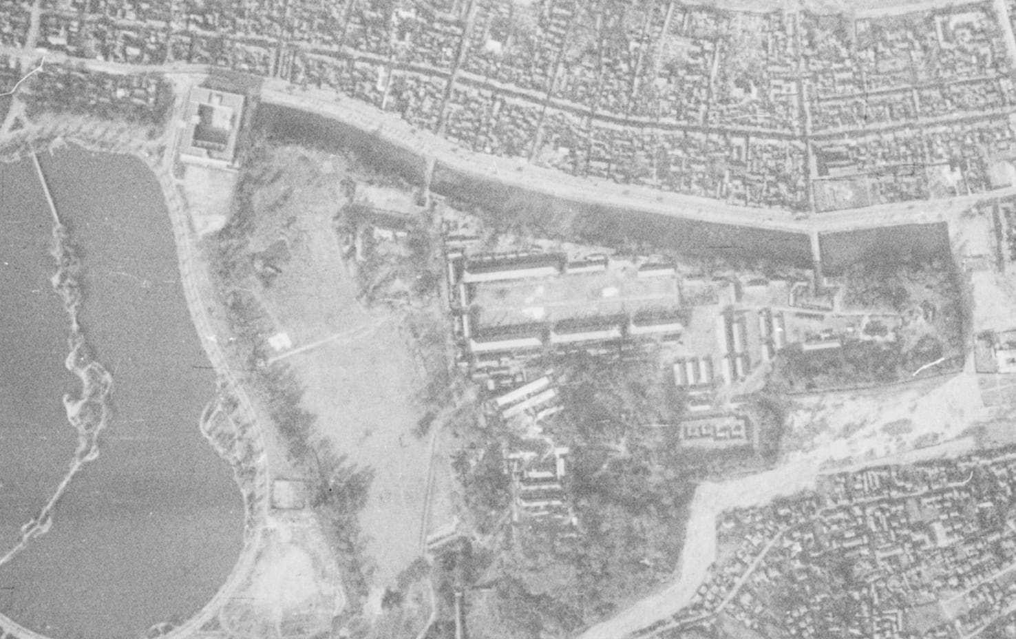 1939年の旧福岡城付近の航空写真。軍事施設として終戦まで使用された 出典:国土地理院の空中写真