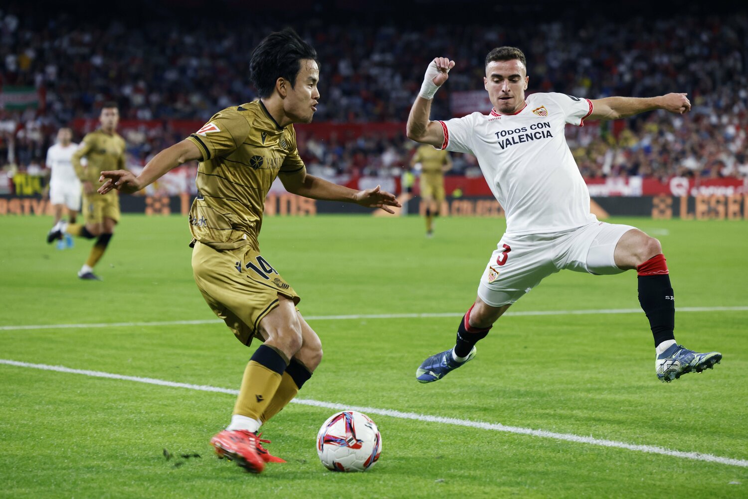 縦への突破から右足でのクロスを選択