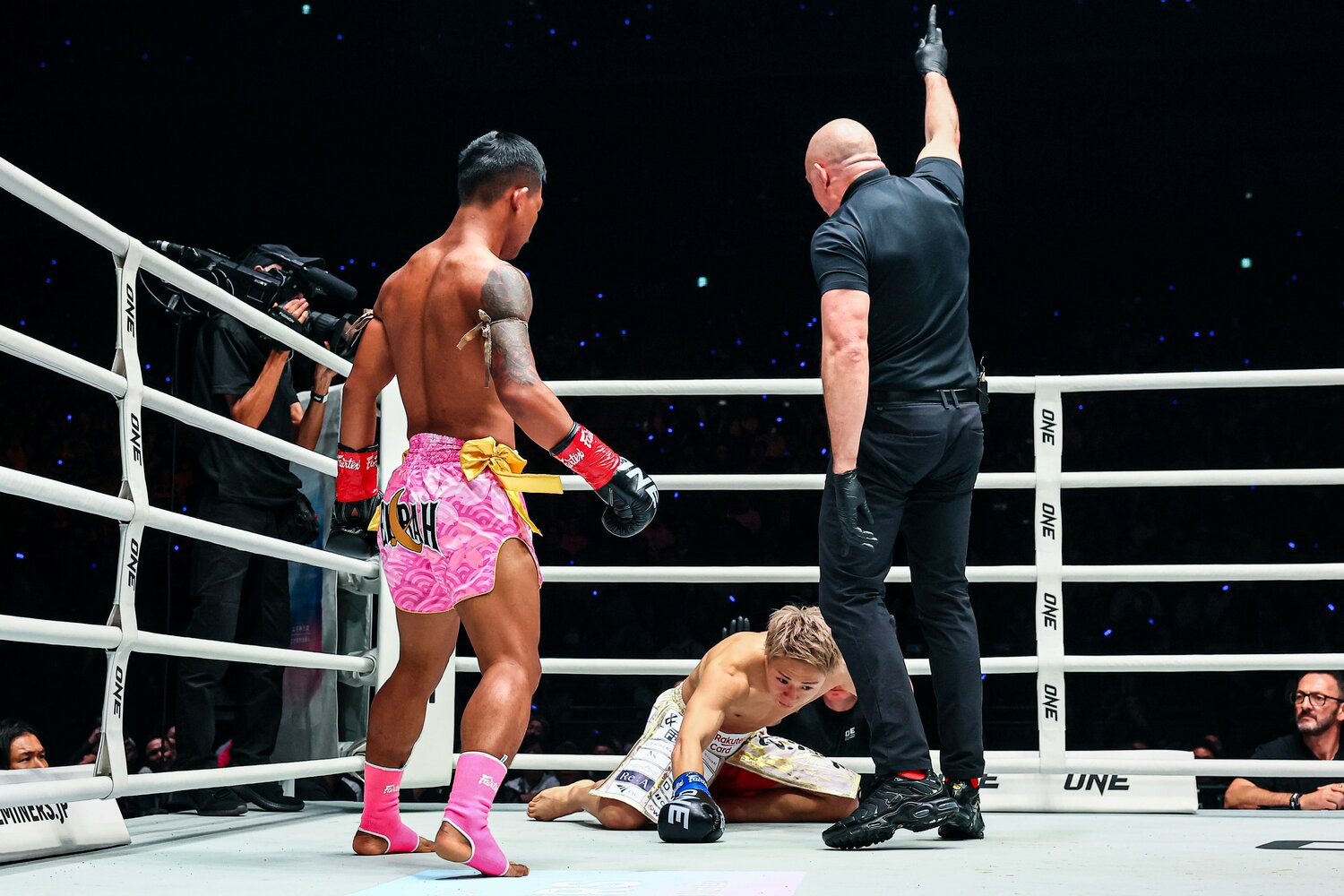 冷静にダメージの回復を図った武尊だが、カウントアウトとなった　©ONE Championship Susumu Nagao