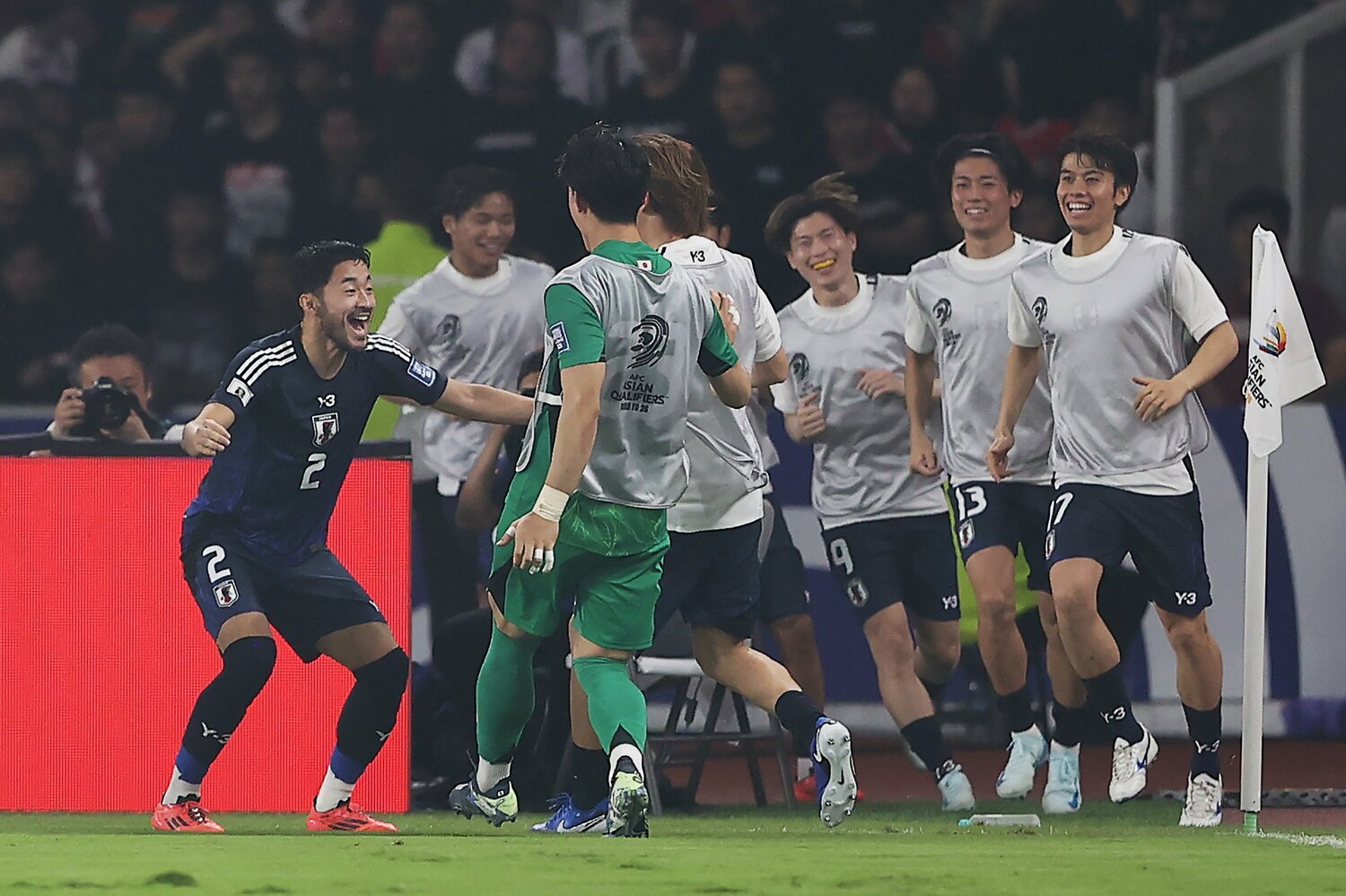 ゴールを決めた菅原由勢のもとに駆け寄る選手たち　©Getty Images