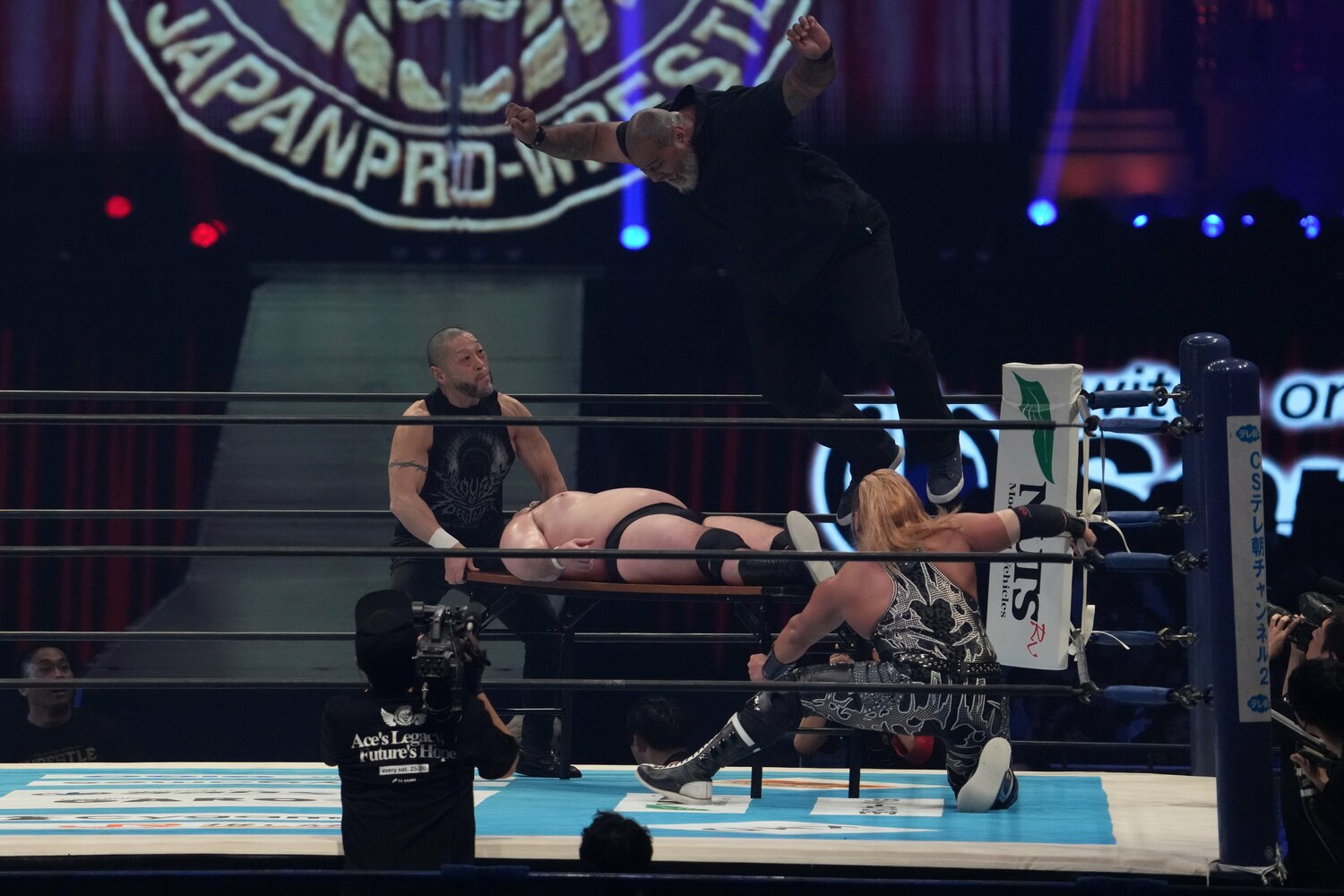 テーブルごとクラッシュするドン・ファレのボディプレス ©Masashi Hara