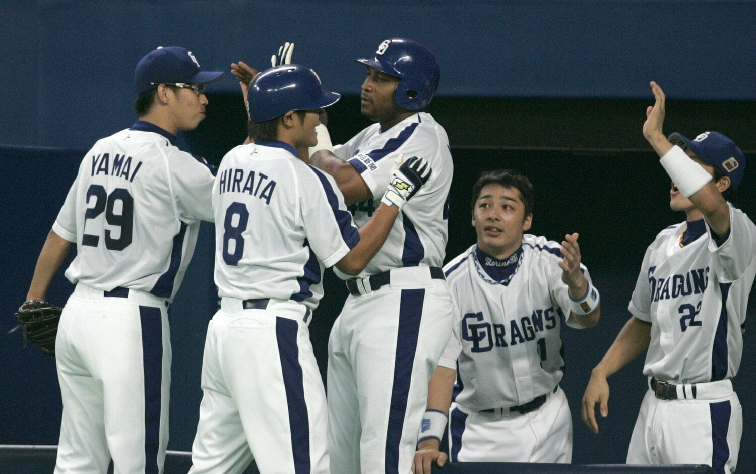 日本プロ野球史に残る一戦で貴重な１点を叩き出したのは平田のバットだった。完全投球のままマウンドを譲った先発の山井（左）も笑顔を見せる　©︎JIJI PRESS