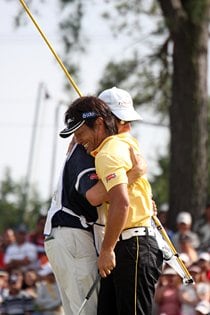 専属キャディのピーター・ブルースさんと抱き合って喜ぶ宮本選手。「ブルースと初めてハグした瞬間でした」(宮本）