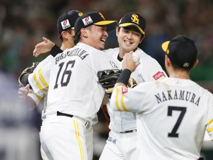 《ノーノー生観戦》前席のカップル、番記者、そして柳田悠岐もザワザワ…ホークス“東浜巨の97球”に福岡が燃えた夜「え、なんかすごい楽しい~」<Number Web> photograph by JIJI PRESS