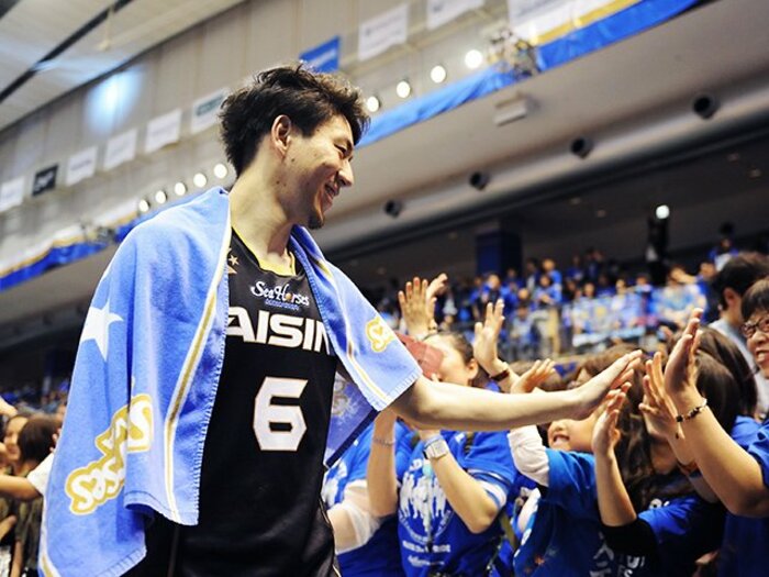 Bリーグ準々決勝のビッグショット。三河・比江島慎が天を指した理由。＜Number Web＞ photograph by B.LEAGUE