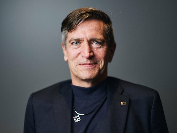 「妻が作るスシは大好物だが…」デンマーク出身なでしこジャパン新監督が来日後食べて感動「本物の寿司」を日本サッカーのDNAに例える理由＜Number Web＞ photograph by Yuki Suenaga