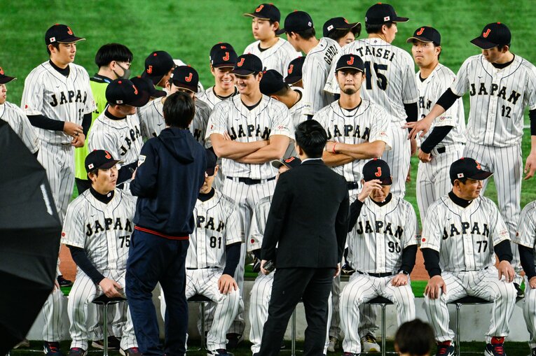 開幕前日のフォトセッション。集合して立ち位置を確認しあう　©Nanae Suzuki