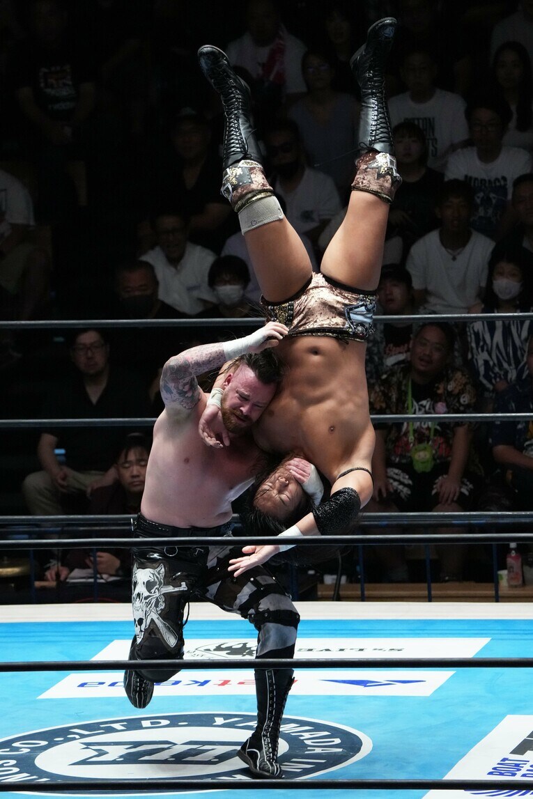 竹下幸之介をヒザに落とすデビッド・フィンレー　©Essei Hara