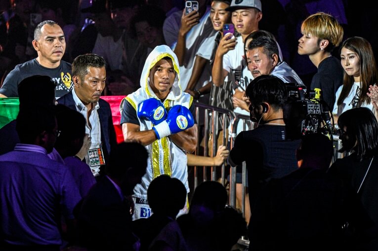 9月18日、有明アリーナ。ルイス・グスマンの入場　©Takuya Sugiyama