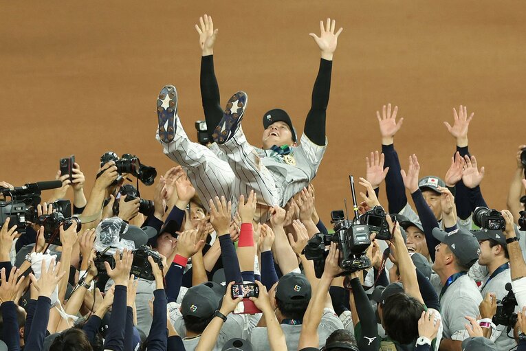 大谷の胴上げのシーン　©JIJI PRESS