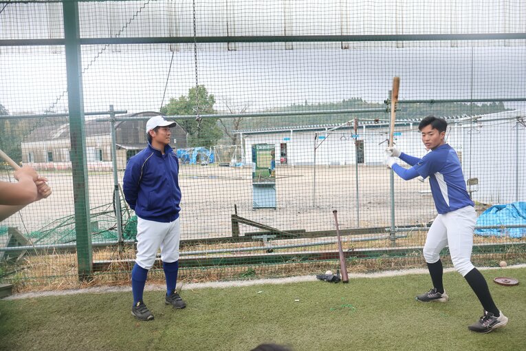 鹿児島城西高の監督に就任した道端。現在の指導風景　©Fumi Sawai