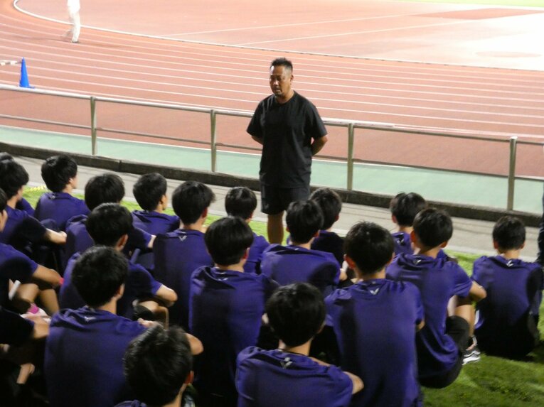 厳しい戦いが続く明治大の山本監督　©Shun Sato