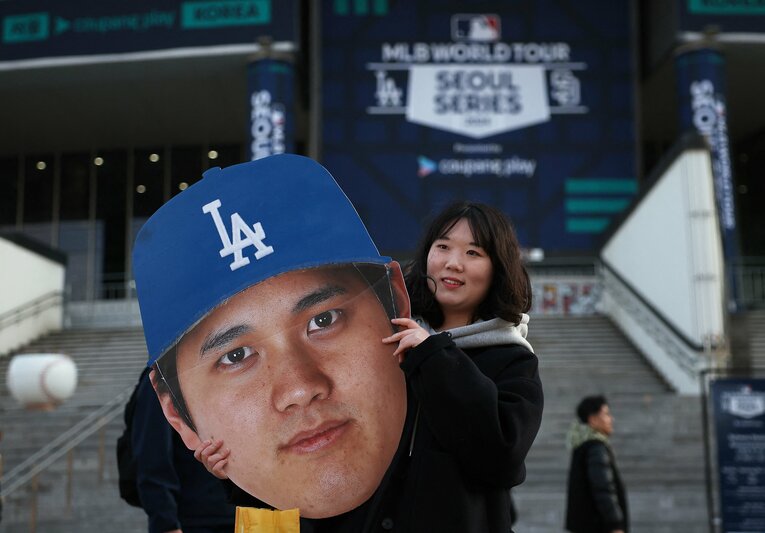 特大顔パネルを持つファン　©AFLO