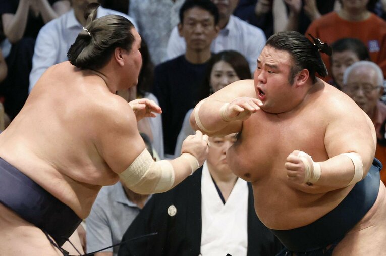 横綱・照ノ富士（左）の攻めを受ける大関・貴景勝。名古屋場所、5勝10敗。大関陥落が決定した ／ photograph by KYODO