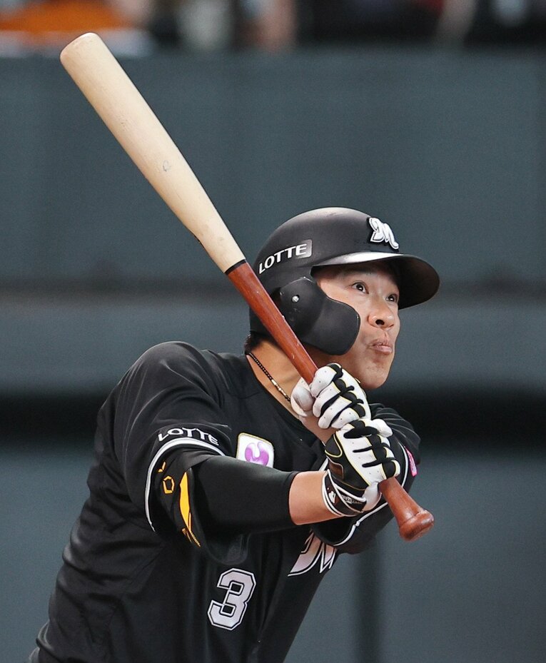 高知ファイティングドッグスから2007年にロッテ入団の角中勝也は2012年と2016年に首位打者に輝いている　©JIJI PRESS　