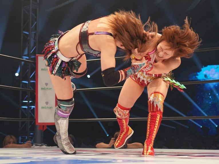 朱里の髪を掴んで投げるSareee　©Essei Hara