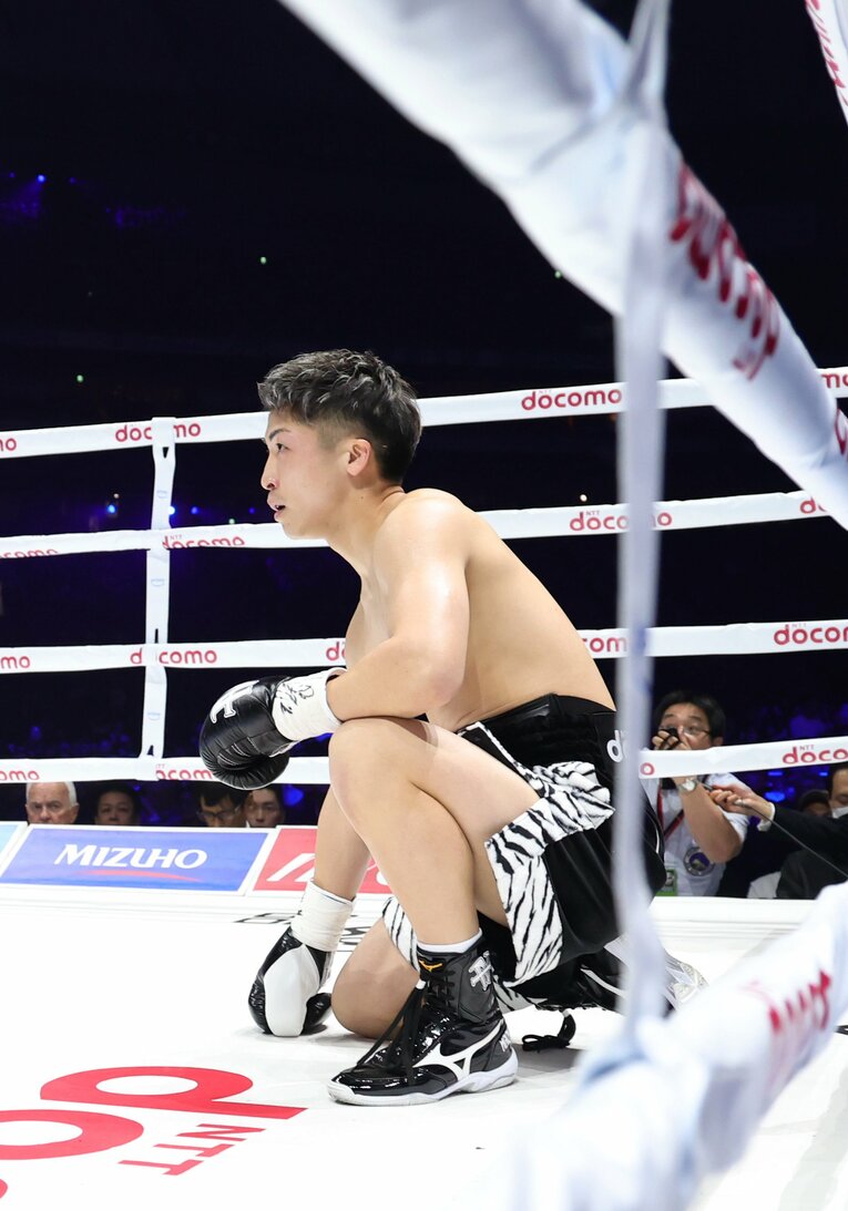ルイス・ネリにまさかのダウンを奪われた井上尚弥　©JIJI PRESS