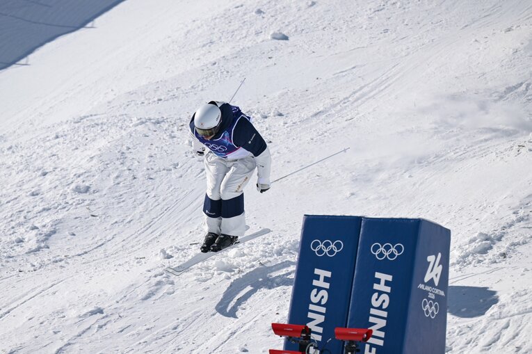 デュアルモーグル決勝の堀島のゴールの瞬間を連続写真で！　©Nanae Suzuki/JMPA