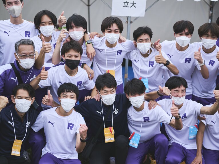 監督と立教大の選手たち　©Yuki Suenaga