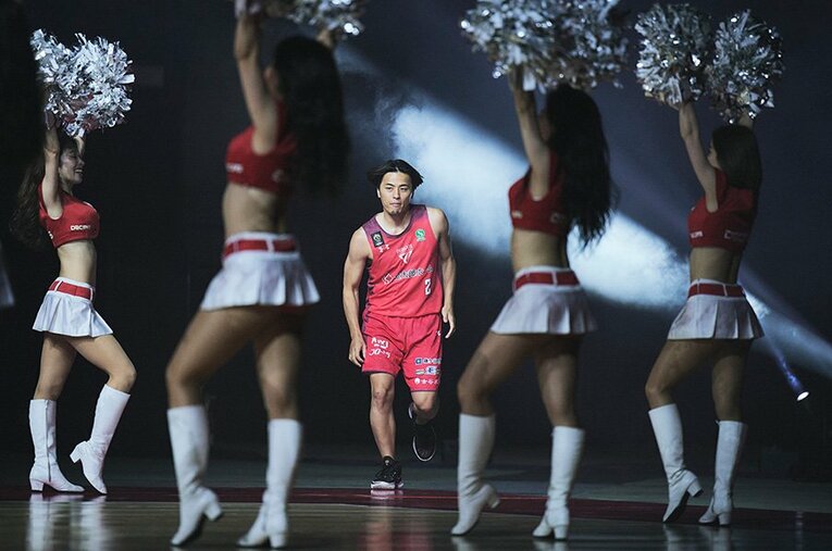 2024-2025シーズンから千葉ジェッツのホームアリーナとなる「ららアリーナ東京ベイ」に入場する富樫勇樹 ／ photograph by Yuki Suenaga