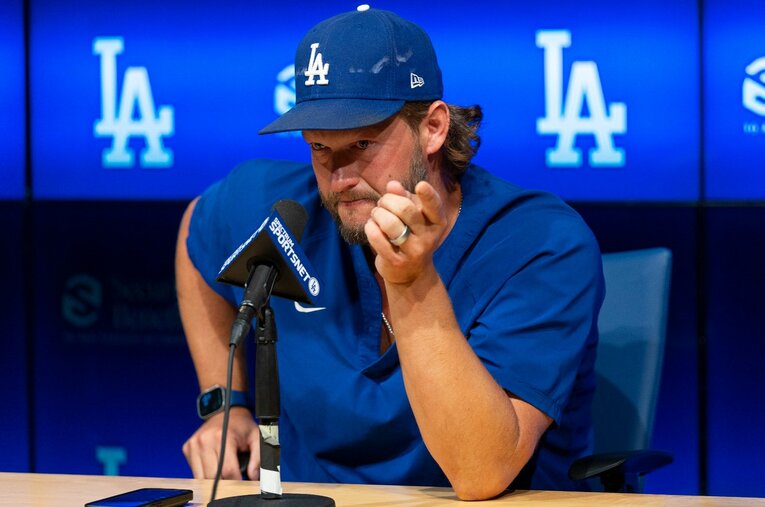 【ドジャースのテレビに映らない名場面】今季限りでの引退を発表した感情のこもった記者会見。カーショーは感謝の気持ちを述べるなかで、そばにいて支えてくれた人たちを指さしながら名前を挙げた　©GINA FERAZZI/Los Angeles Times