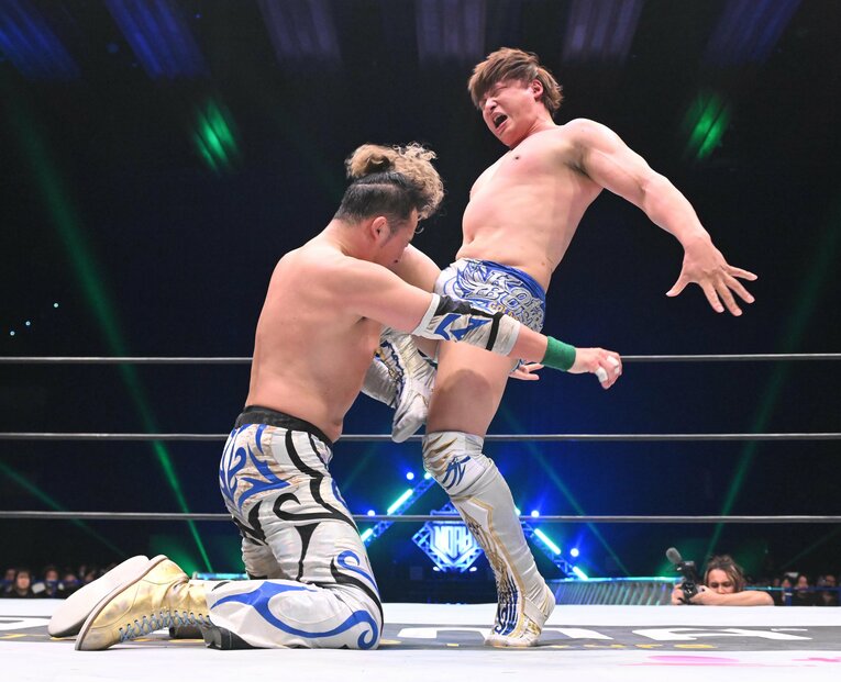 1.2丸藤戦でカミゴェを繰り出す飯伏　©東京スポーツ新聞社