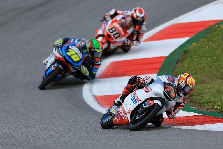 決勝は最後尾スタートながら、3台を抜いて意地を見せた古里　photograph by Satoshi Endo