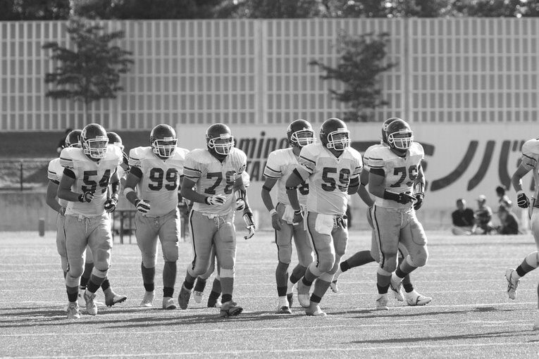 ディフェンスラインを務めた千田（99番）は、対法政用に仕掛けた奇策「カミカゼ」のキーマンだった／取材対象者提供