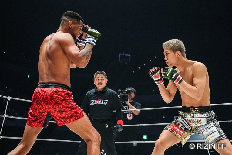 秋元強真vs.パッチー・ミックス　©RIZIN FF