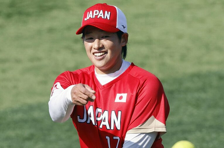 東京五輪に向けた新デザインのユニフォームに身を包んだ上野は、宇津木監督の言葉に呼応するかのように明るい笑顔を見せた ／ photograph by Kyodo News