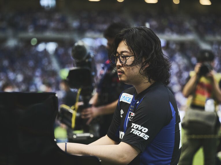 反田さんのピッチ上での生演奏　©Yuki Suenaga