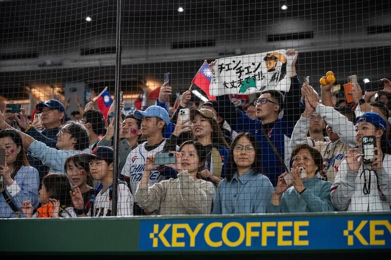 東京ドームに駆けつけた台湾ファンもチェンのタオルを掲げて声援を送った　©︎Nanae Suzuki