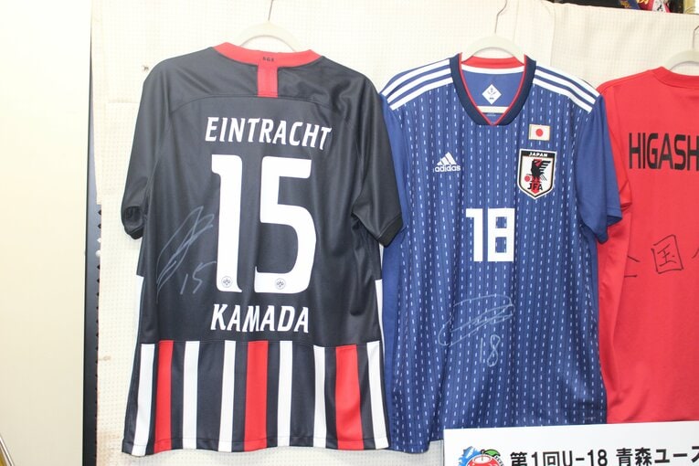 東山高校サッカー部のスタッフルームに飾られた鎌田大地のユニフォーム　©Number Web