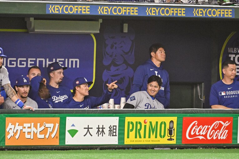 勝利投手の権利を得てベンチに下がった山本は、その後も大谷と親しげに会話　©Nanae Suzuki