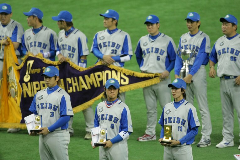 日本シリーズで表彰を受ける（左から）中島、平尾、岸　©︎Shigeki Yamamoto