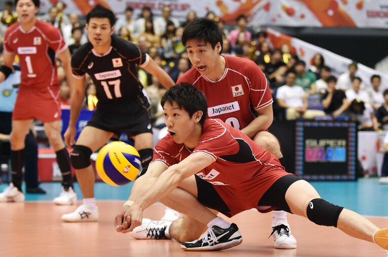 2015年ワールドカップ、当時19歳の石川祐希をフォローする米山裕太 ／ photograph by Koki Nagahama/Getty Images