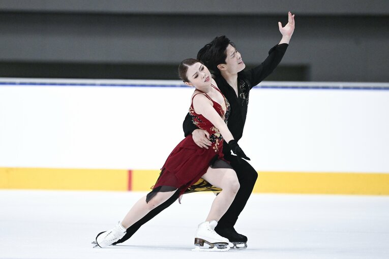 初の国際大会出場となった「木下グループ杯」で演技を行う紀平梨花・西山真瑚　©Asami Enomoto【スワイプするとそのほかの写真もご覧になれます】