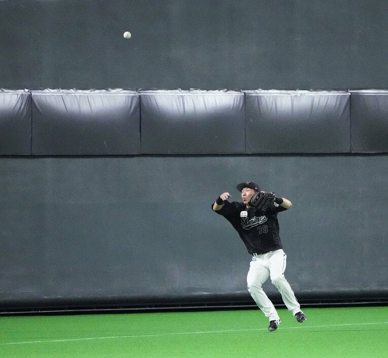 4月6日の日本ハム戦。打球の行方を見誤り、サヨナラを許してしまった高部　©KYODO